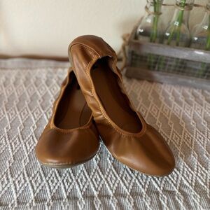 r2 Fairfax Size 9.5 Elastic Ballet Flat. Brown. Round toe. Easy slip on.